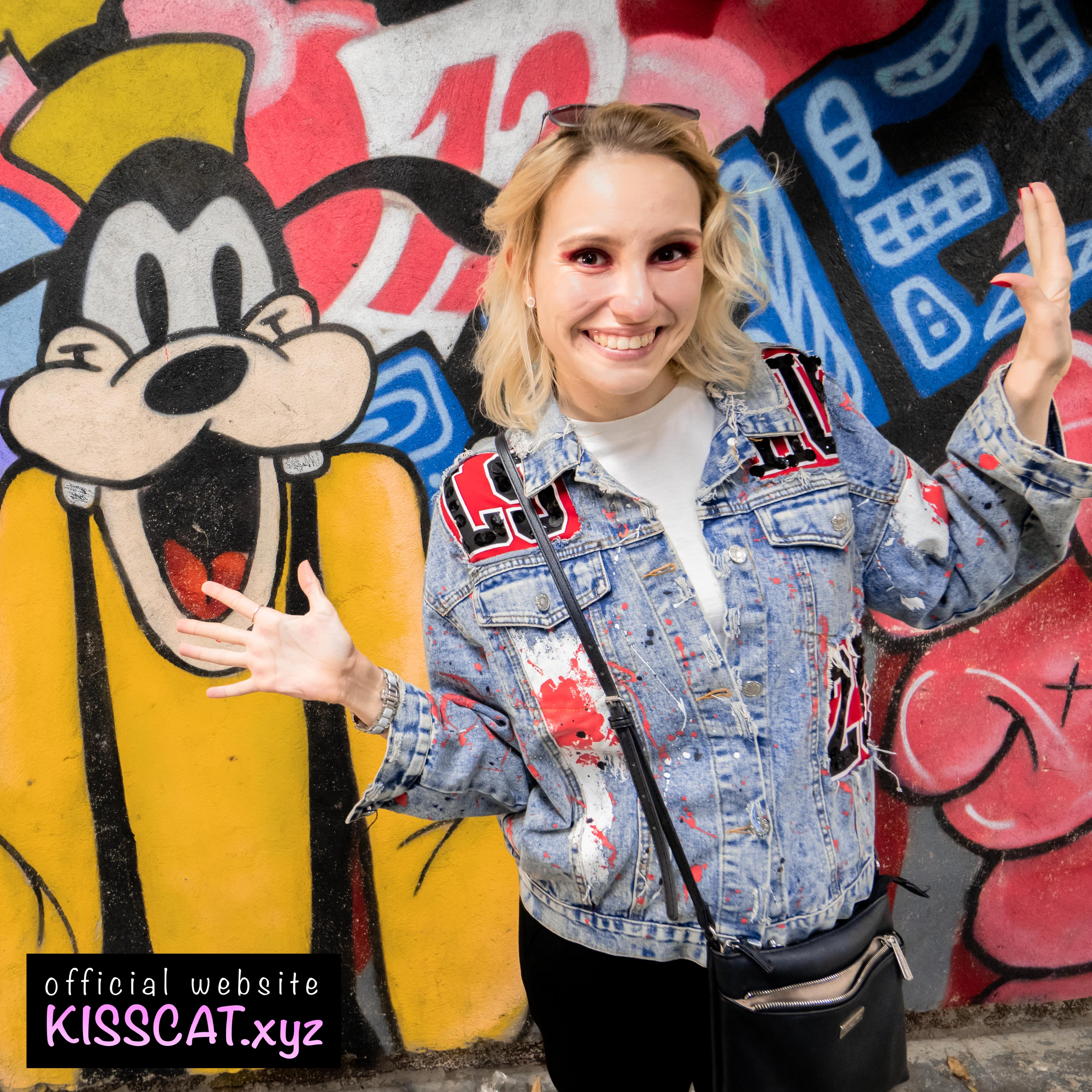 Kiss cat актриса public. Кот целует. Kiss cat модель. Kiss cat public кофе. Девушка целует кошку.